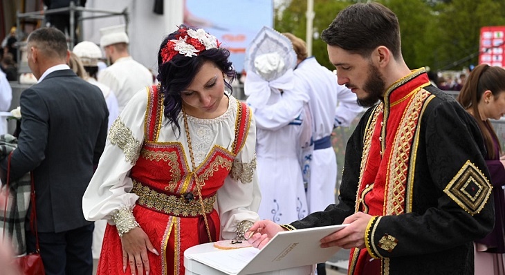 Волгоградцы поженились в Москве на массовой свадебной церемонии