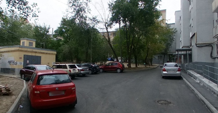 В Волгограде во дворе дома иномарка сбила 8-летнюю школьницу