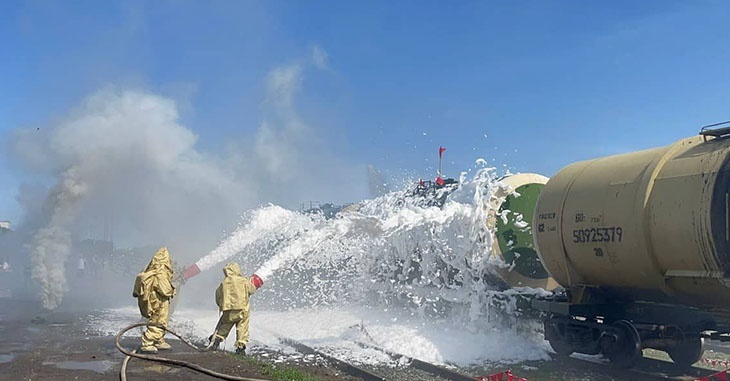МЧС: пожар из-за схода вагонов под Волгоградом тушили два часа