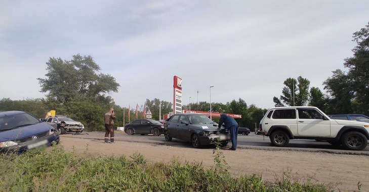 Из-за массового ДТП на въезде в Волгоград образовалась 11-километровая пробка