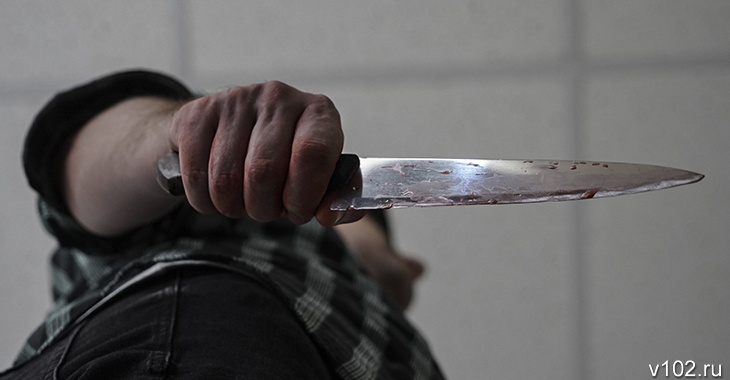 В Волгограде на школьницу напали с ножом в подъезде дома
