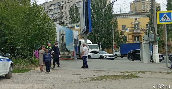 Наезд маршрутки №98 на школьницу попал на видео в Волгограде