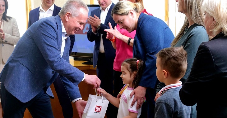 Радость слышать: в Волгограде детям передали высокотехнологичные слуховые аппараты