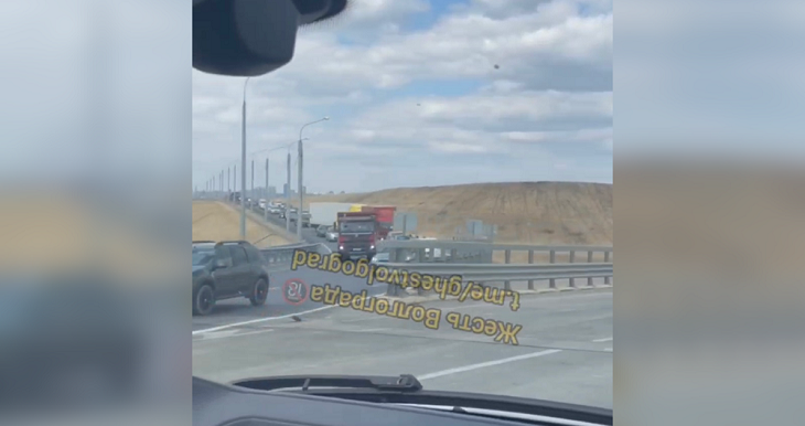 «Куда рванули?»: автомобилисты сообщают о 2-километровой пробке на выезде из Волгограда