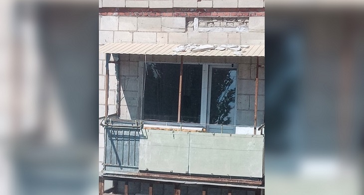 Стой, опасная зона! С фасада пятиэтажки в Волгограде падают куски облицовки