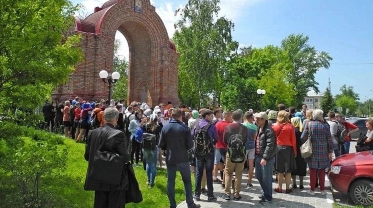 В Волгоградской области выстроились очереди на молебен перед ЕГЭ