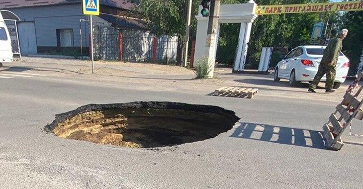 В Урюпинске ушел под землю асфальт над канализационным коллектором