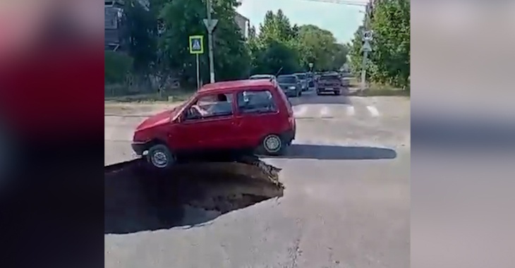 «Вылазь с той стороны!»: в Урюпинске спасли едва не провалившегося в дыру водителя