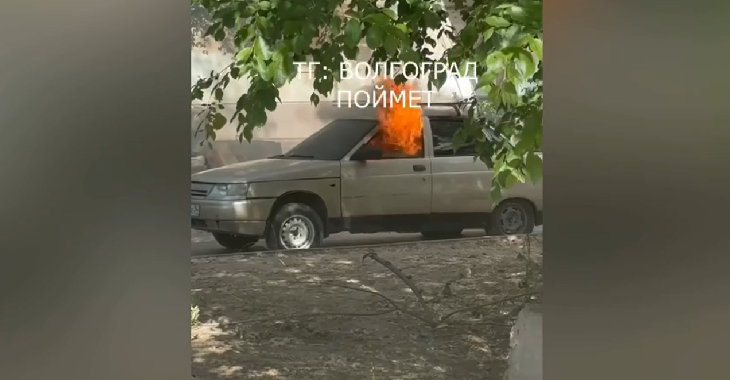 В Волгограде во дворе жилого дома на Дар-горе выгорела «Лада Приора»