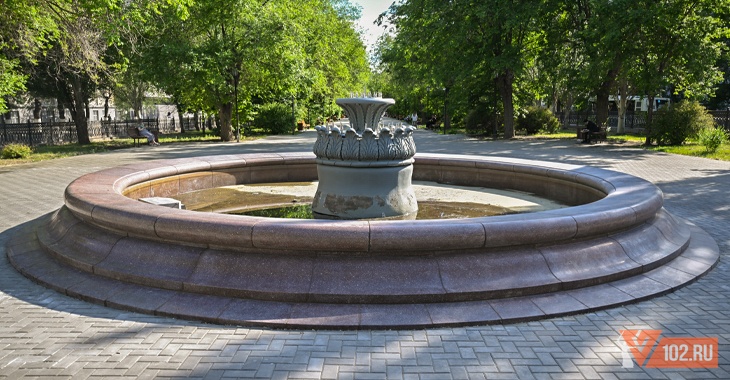 В Волгограде спустя месяц на пр. Ленина облупился обновленный фонтан