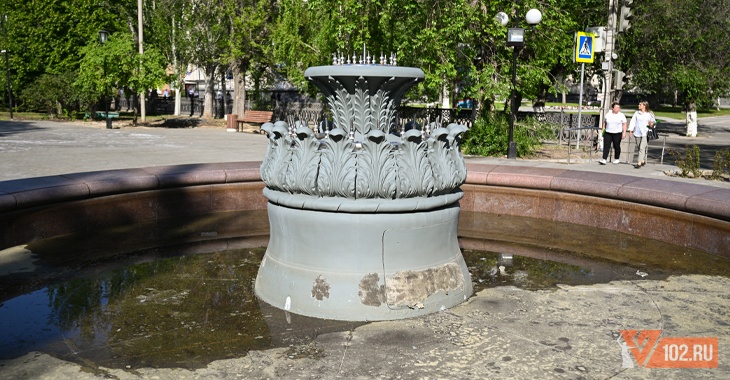 В Волгограде краску на фонтане за 15 млн рублей «съели» химикаты