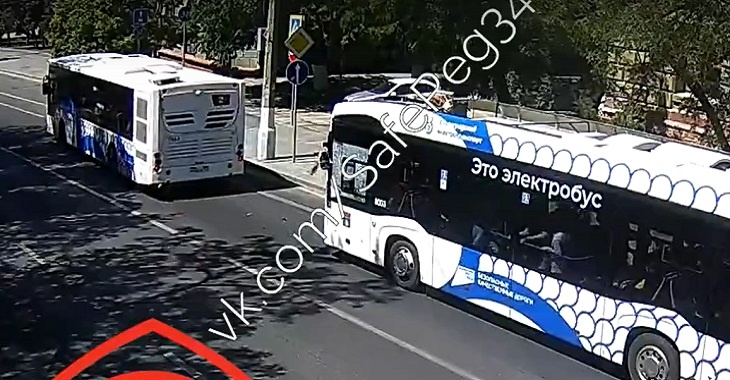 Водитель «двойки» оторвал зеркало у электробуса и сбежал вместе с пассажирами