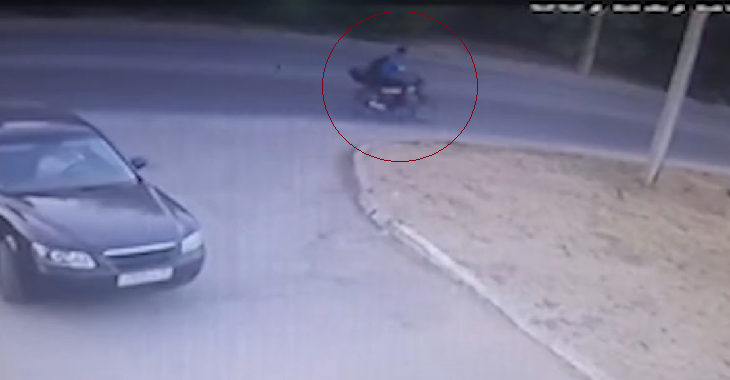 Полиция ищет мотоциклиста, сбившего 12-летнюю школьницу на юге Волгограда