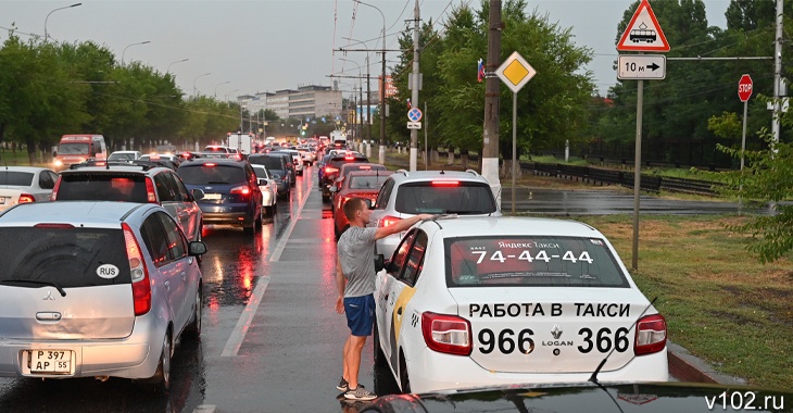В Волгограде такси из-за дождя и пробок подорожало в три раза