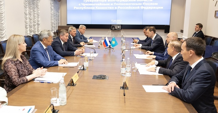Губернатор Бочаров и посол Казахстана Абаев обсудили совместные перспективы