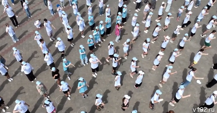 В Волжском первый молодежный фестиваль открыли масштабным флешмобом: видео