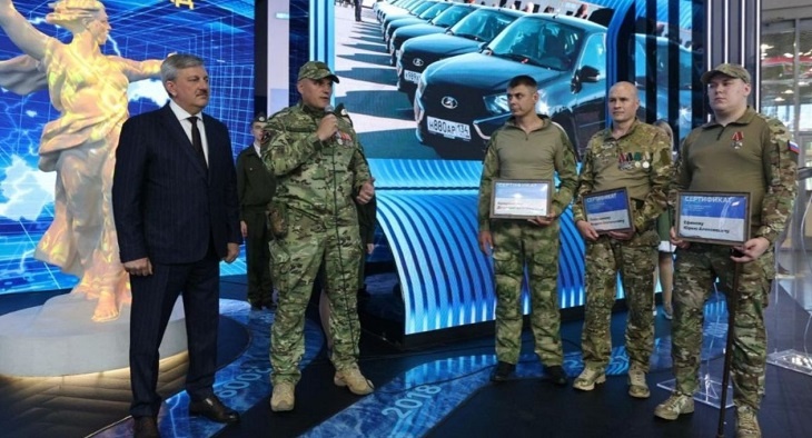 Волгоградским участникам СВО вручили сертификаты на авто с ручным управлением