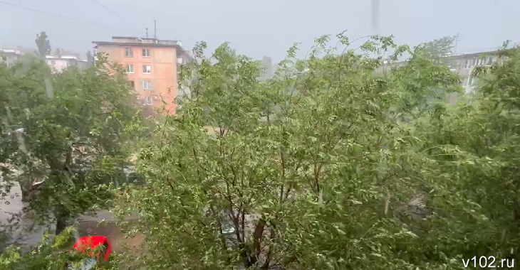 Сильнейший ливень обрушился на север Волгограда