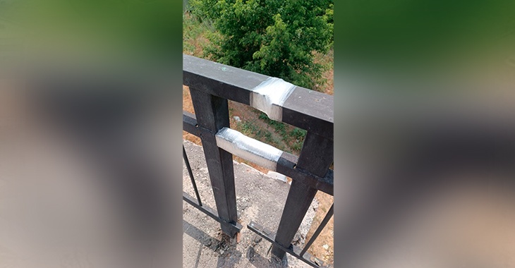 В Волгограде на Тулака скотчем отремонтировали ограждение автомобильного моста