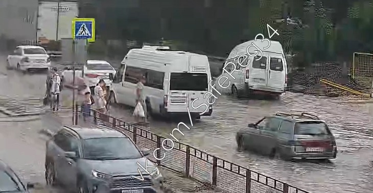 Момент падения маршрутки в провал на юге Волгограда попал на видео