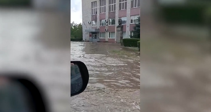 Проплывали мимо: в Волгограде затопило администрацию Кировского района