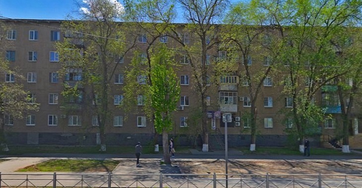 Под Волгоградом 20-летний парень выпал из окна и разбился насмерть