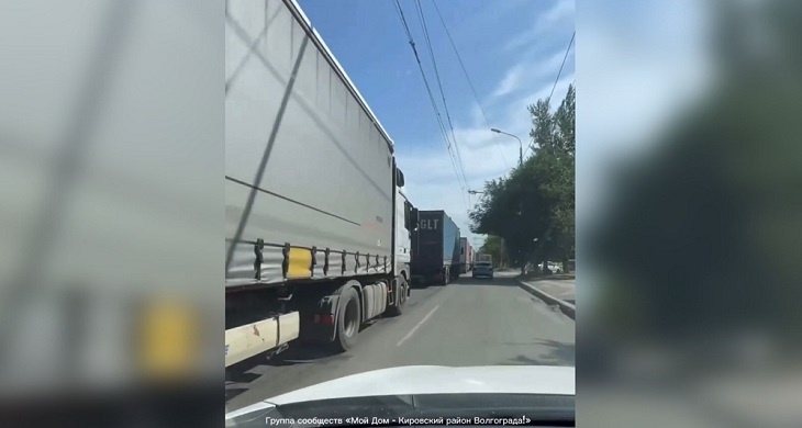 Десятки фур нарушили запрет проезда по Волгограду в жару