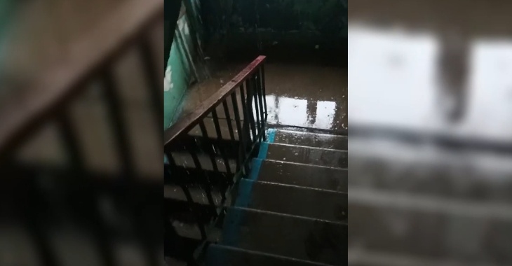 Скандально известное в Волгограде общежитие затопило после ливня: видео