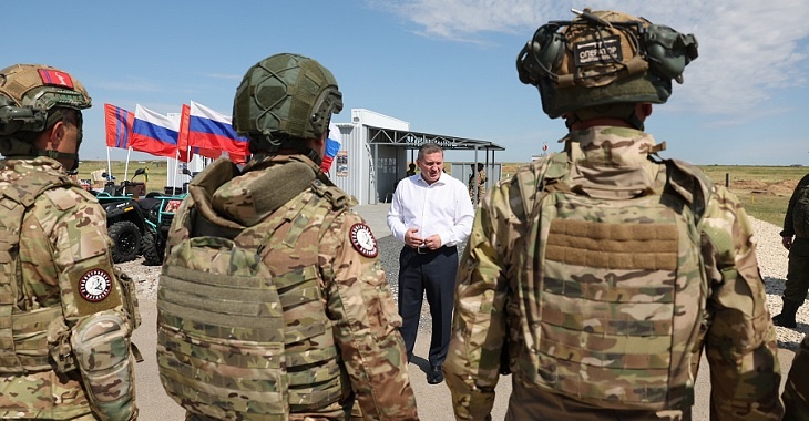 Губернатор Бочаров встретился с военными на полигоне
