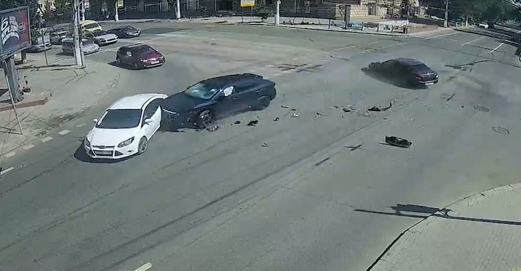 На пересечении пр. Ленина и ул. Комсомольской в Волгограде разбились три автомобиля