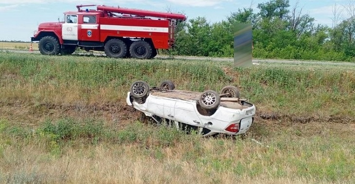 Под Волгоградом в больнице скончался пассажир опрокинувшейся «Гранты»