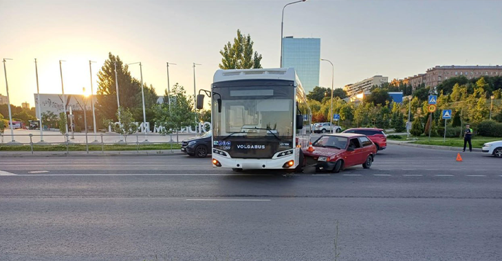 В Волгограде автобус № 35 врезался в легковушку