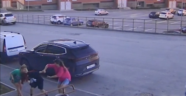 Пьяные волгоградки толпой избили девочку-подростка с парнем: видео