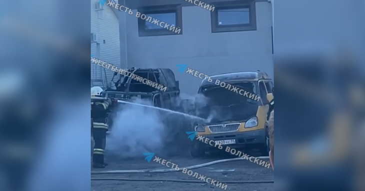 В Волжском дотла сгорели два микроавтобуса