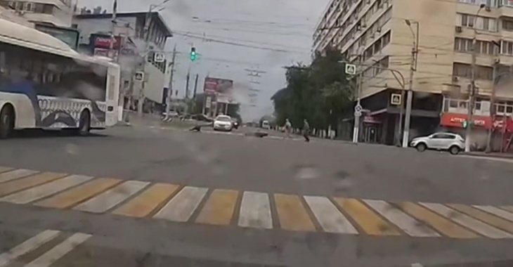 Водителя выкинуло на асфальт: в Волгограде на видео попало жуткое ДТП с участием мотоциклиста