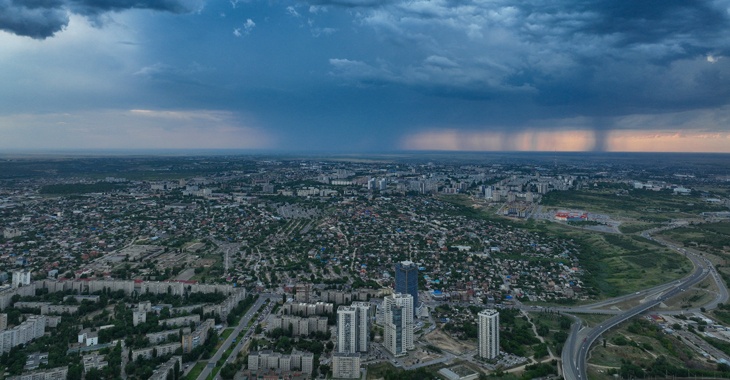 В Волгоградской области сирены воздушной тревоги взвоют под аккомпанемент грома и штормового ветра