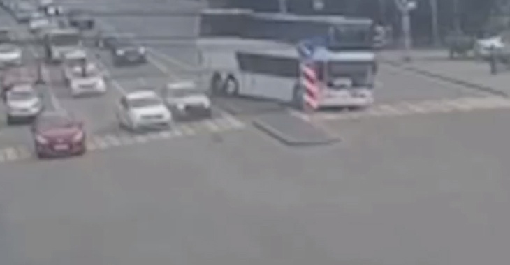 Момент ДТП с туристическим автобусом в Волгограде попал на видео