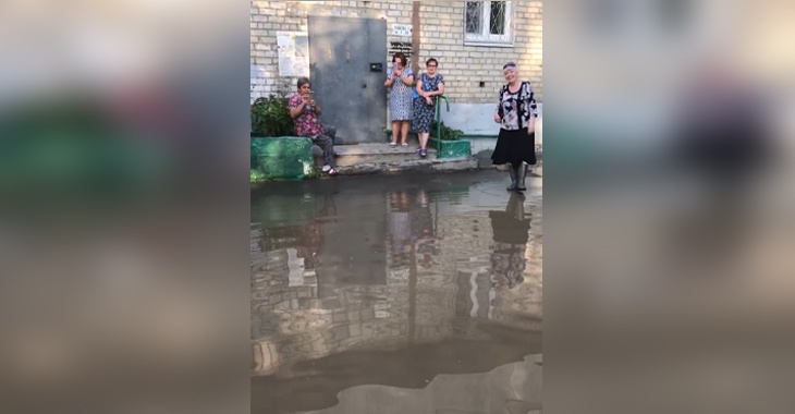 «Живём как на острове»: в Волгограде неработающая ливнёвка превратила двор девятиэтажки в настоящее озеро