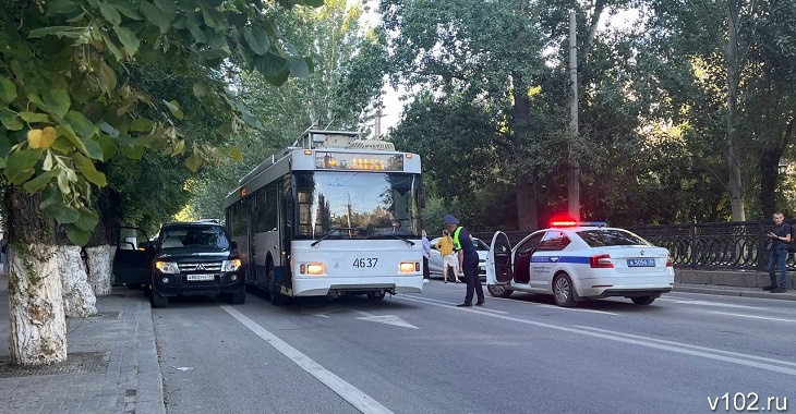 На пр. Ленина в Волгограде столкнулись пять автомобилей и автобус
