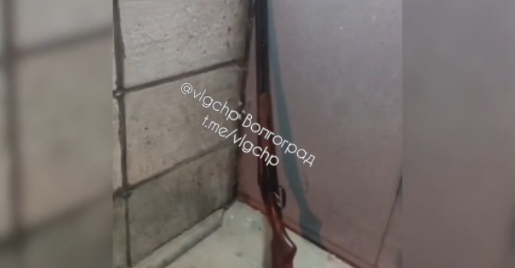 В Волгограде у подъезда жилого дома нашли ружье ИЖ-57