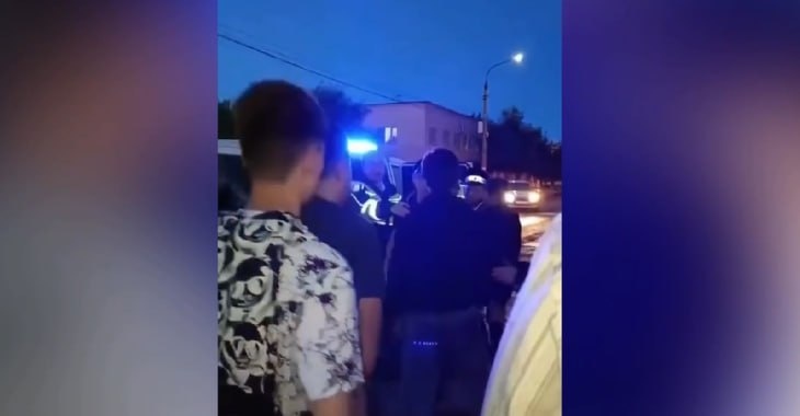 Потасовку полицейских с молодчиками сняли на видео в Быково Волгоградской области