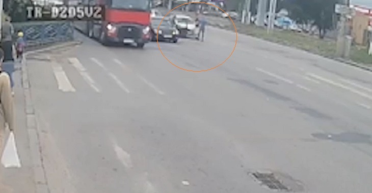Кулачный бой водителей Hyundai и Lexus сняли камеры в Волгограде