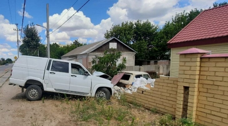 «Мог оторваться тромб»: под Волгоградом потерявший управление УАЗ протаранил забор