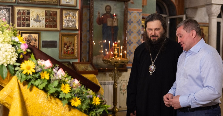 Бочаров вместе с митрополитом Феодором встретил в Волгограде икону Русских Побед