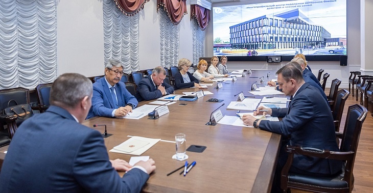 Бочаров провел совещание по строительству центра для участников СВО
