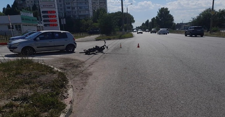 Водитель иномарки сбила велосипедиста с пассажиркой на ул. Землячки