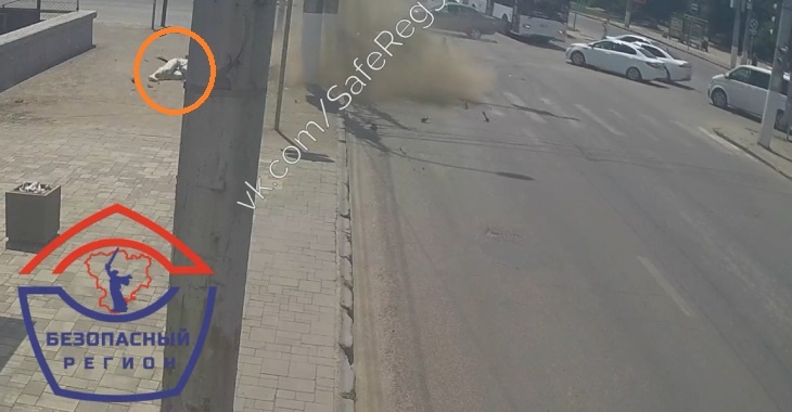 Момент наезда иномарки на людей в Волгограде попал на видео