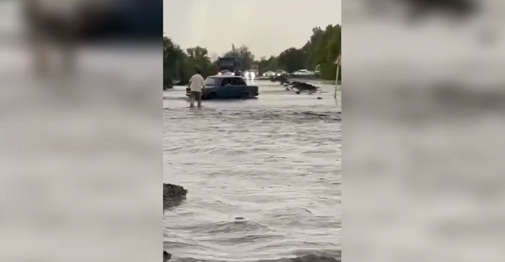 В Волгоградской области затопило дорогу после сильного ливня: видео