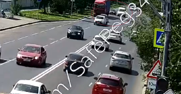 Момент столкновения иномарки с грузовиком в Волгограде попал на видео