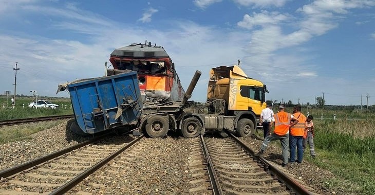 В столкновении поезда и грузовика под Волгоградом пострадал машинист